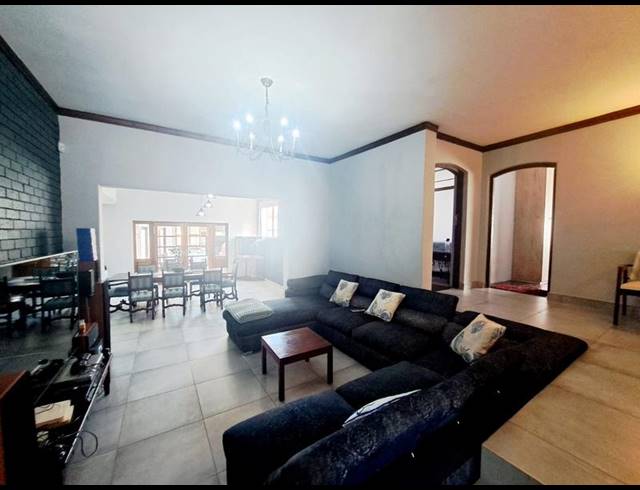 4 BEDROOM HOUSE FOR SALE IN HEUWELOORD